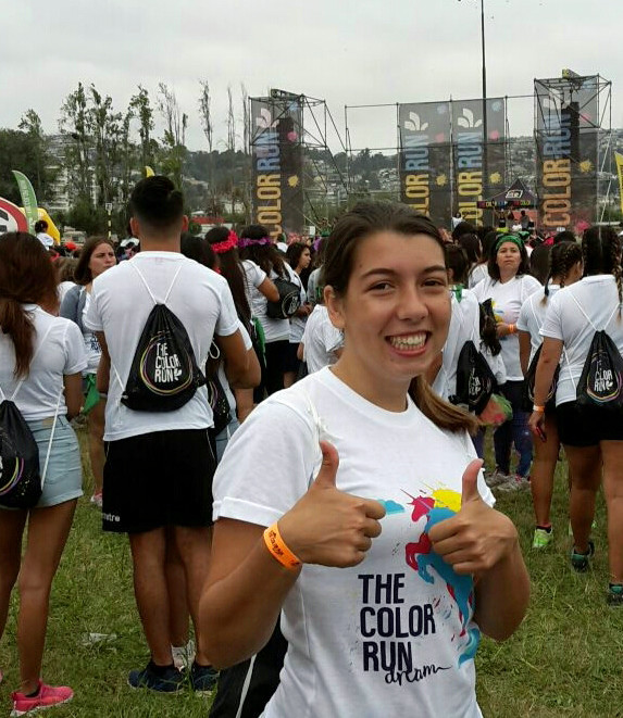 Lea trägt T-Shirt vom Color run  | © Lea Caruana