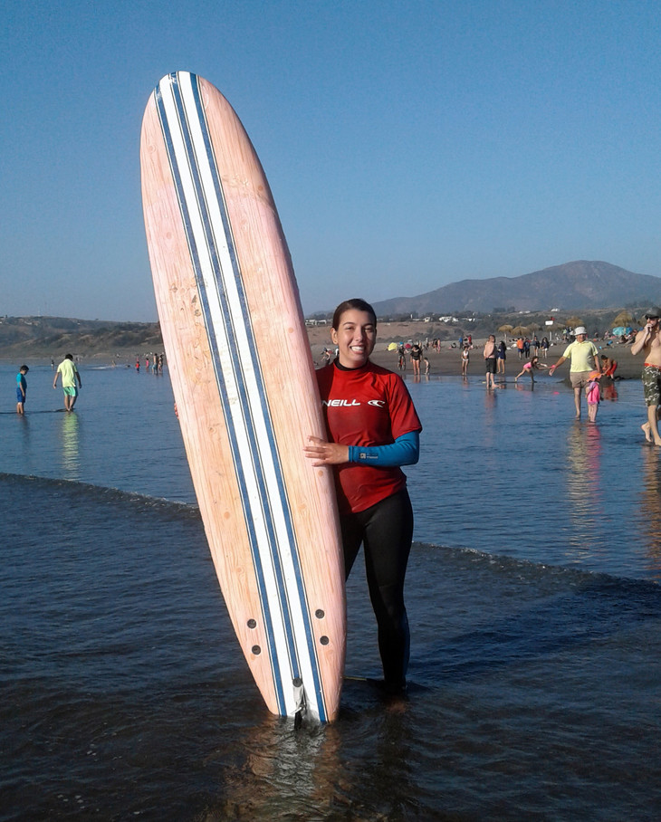 Lea hält großes Surfboard  | © Lea Caruana