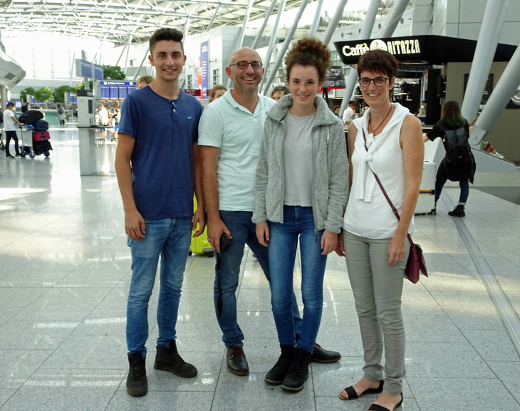 Das letzte Familienbild zusammen am Flughafen in Düsseldorf. | © MRN GmbH 