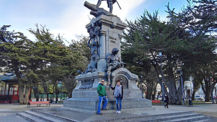 Mit meinem Gastvater vor dem Denkmal für die Indianer | © Luise Bachtler