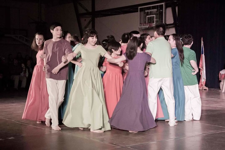 Personen tanzen auf der Bühne  | © Luise Bachtler