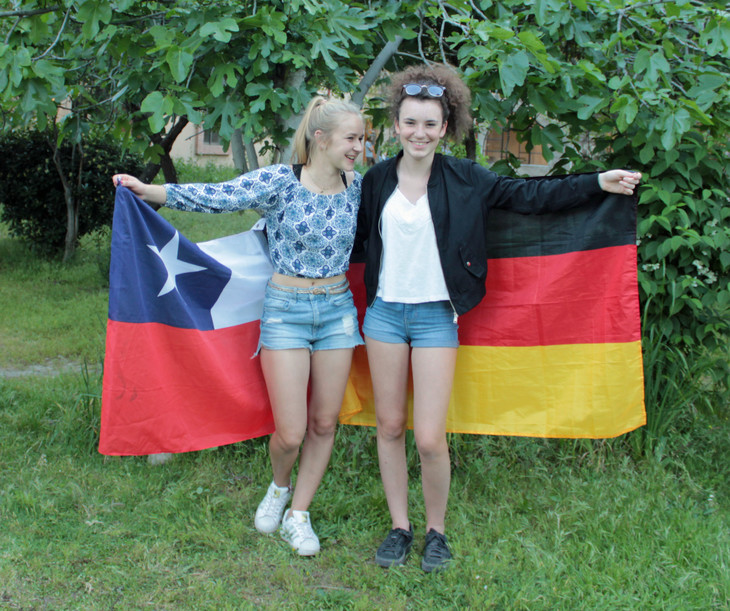 Zwei Personen halten Flaggen in den Händen  | © Luise Bachtler