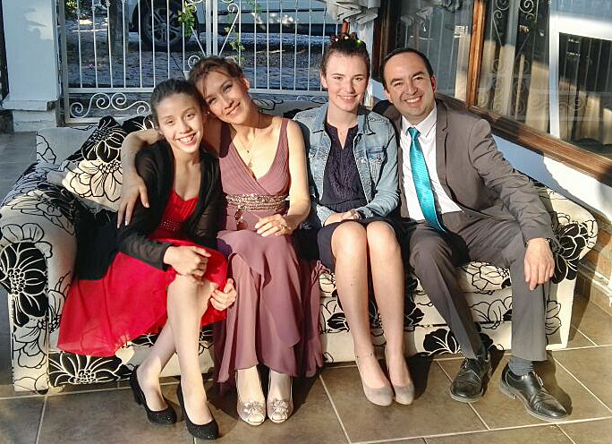 Mit meinen Gasteltern und meiner Cousine bei einer chilenischen Hochzeit | © Luise Bachtler