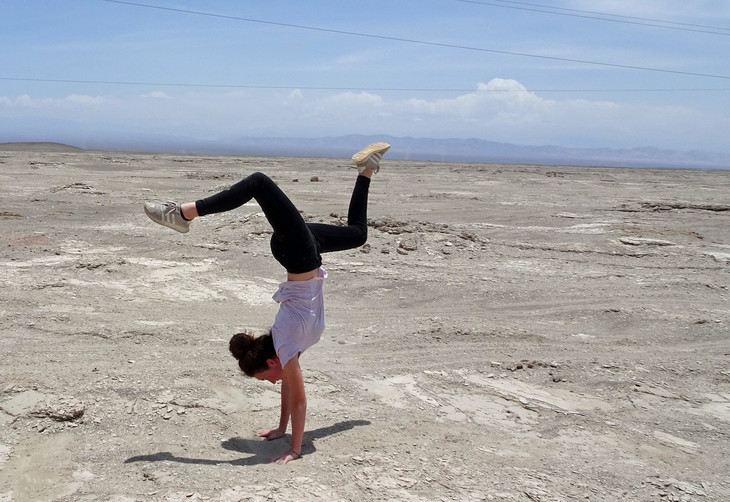 Luise macht einen Handstand  | © Luise Bachtler