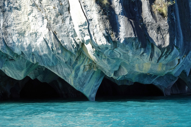 Felsen über dem türkisen Wasser  | © Luise Bachtler