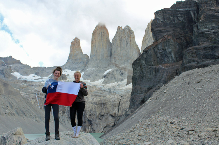 Chile-Flagge wird in die Höhe gehalten  | © Luise Bachtler