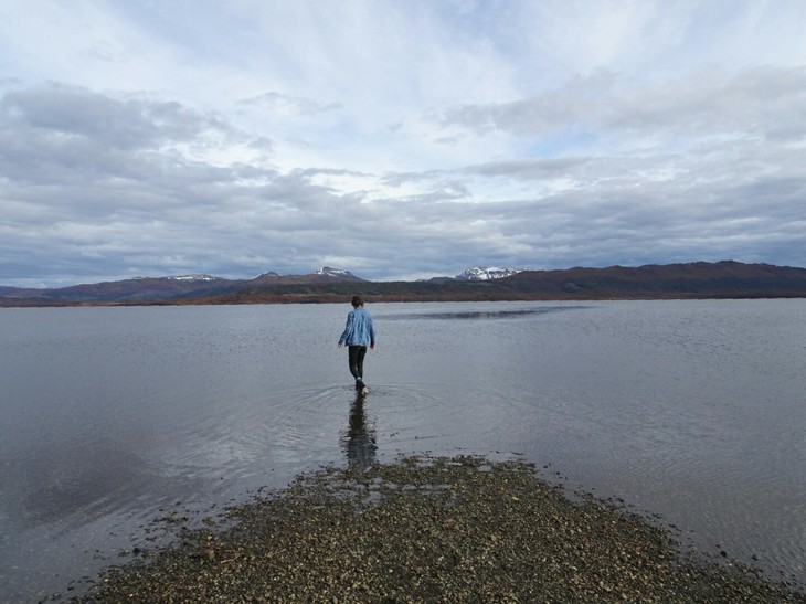 Luise läuft durchs Wasser  | © Luise Bachtler