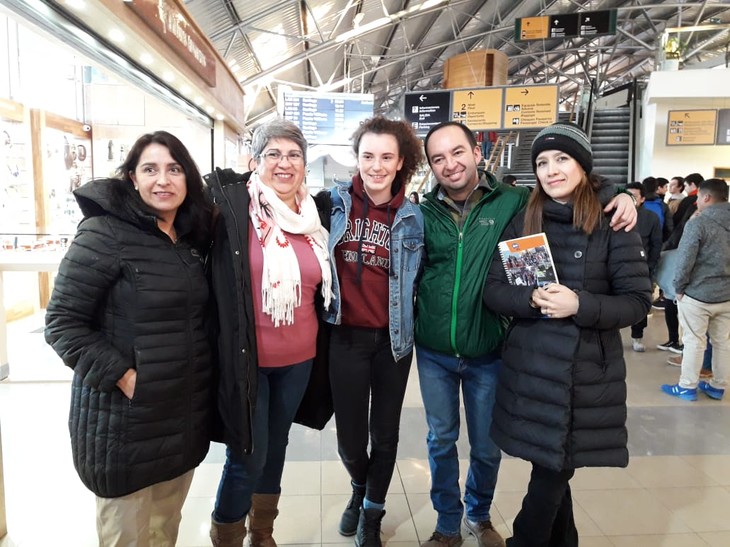 Familienbild am Flughafen  | © Luise Bachtler