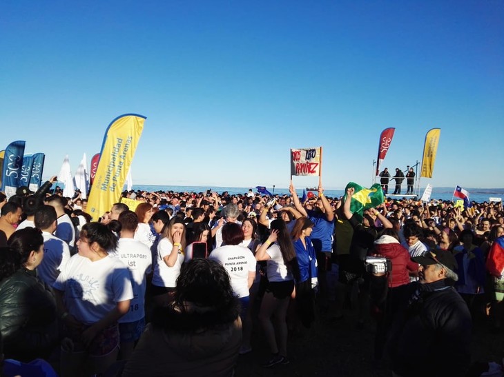 Menschen versammeln sich am Strand  | © Luise Bachtler