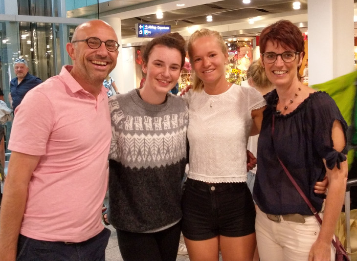Meine Eltern mit meiner Freundin als Überraschung bei meinem Empfang am Flughafen Düsseldorf | © Luise Bachtler
