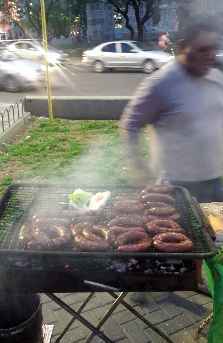 Wurst wird gegrillt  | © Maike Issler