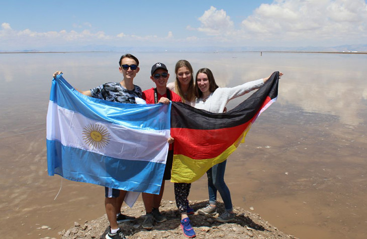 die deutsche und die argentinische Flagge wird hoch gehalten  | © Maike Issler
