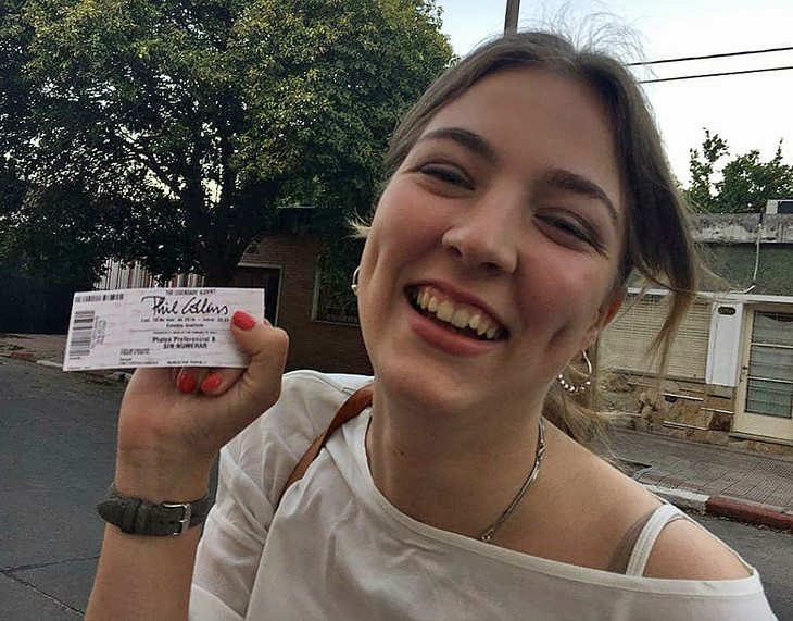 Maike hält das Ticket in die Kamera  | © Maike