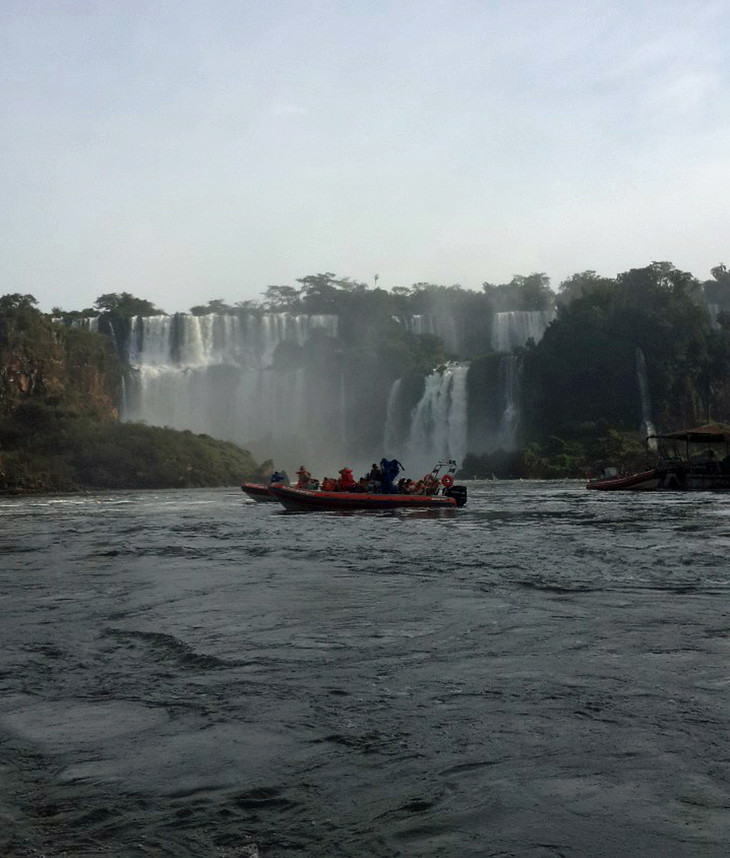 Boot fährt vor dem Wasserfall  | © Maike Issler 