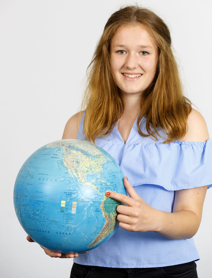 Miriam hält Globus in den Händen  | © MRN GmbH
