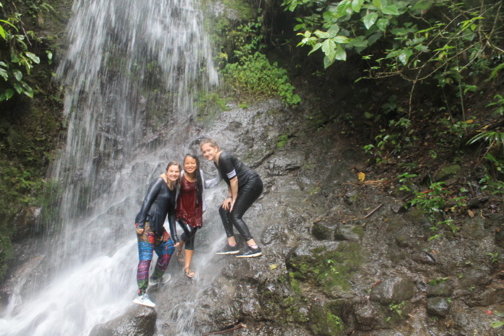 Personen stehen unter dem Wasserfall  | © Miriam Weis