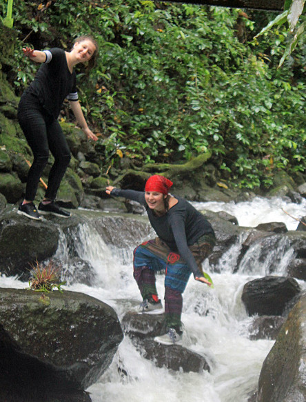 Personen stehen vor Wasserfall | © Miriam Weis