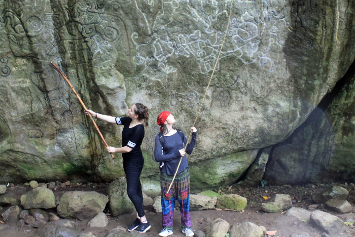 Maren und ich „lehren“ die Petroglyphen :) | © Miriam Weis