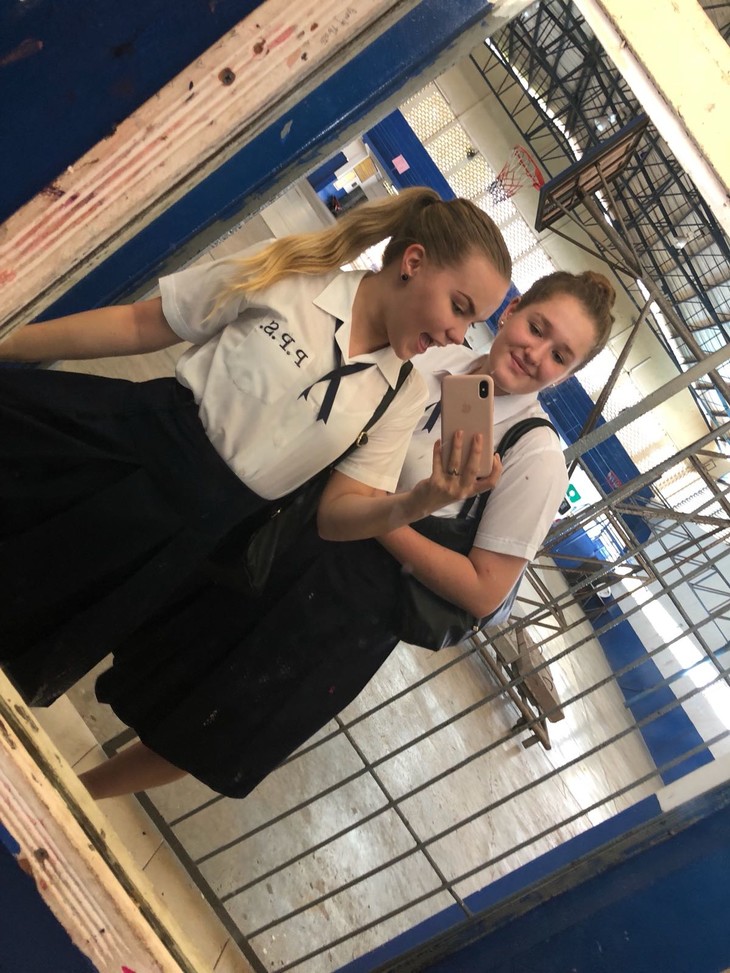 Selfie in Schuluniform  | © Miriam Weis