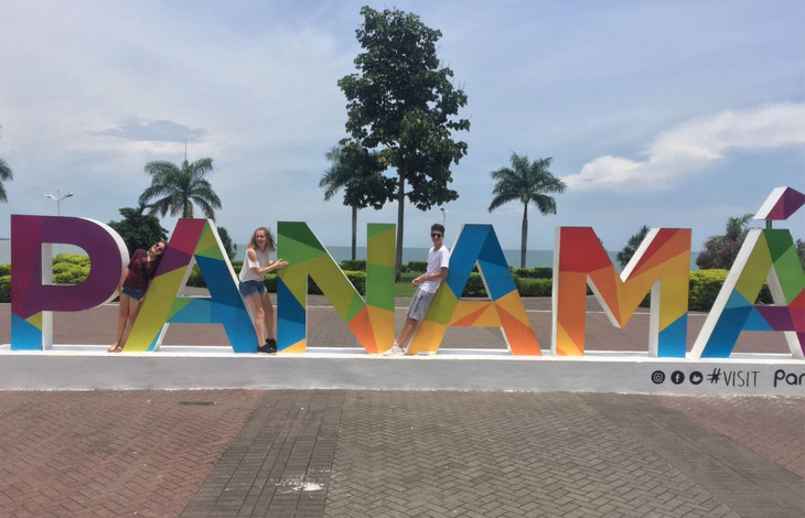 Personen stehen vor buntem Panama Schild  | © Miriam Weis
