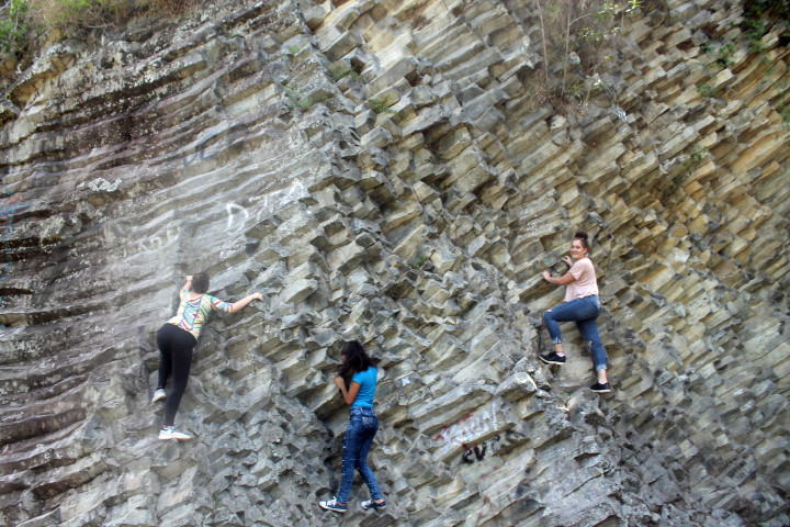 Personen klettern Steinwand hoch  | © Miriam Weis