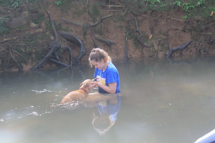 Miriam badet mit Hund  | © Miriam Weis