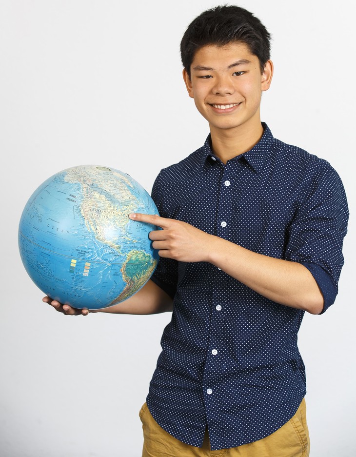 Portrait Portrait mit Globus in den Händen | © Nam Nguyen 