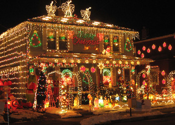 Haus mit vielen bunten Lichterketten geschmückt  | © Nam Nguyen