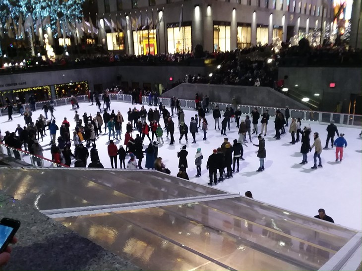 Heiratsantrag auf der Eisbahn vor dem Rockefeller Center | © Nam Nguyen