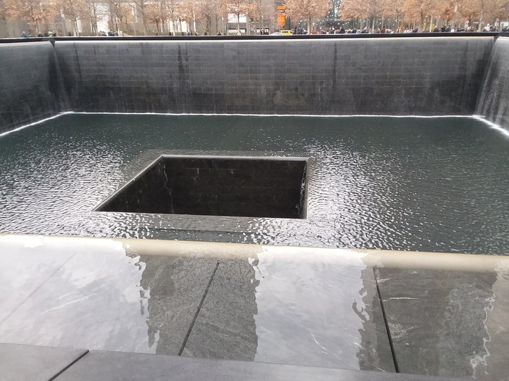 Brunnen mit Loch in der Mitte  | © Nam Nguyen