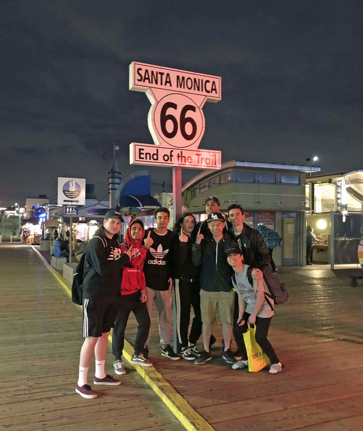 Gruppenbild vor dem Straßenschild  | © Nam Nguyen 