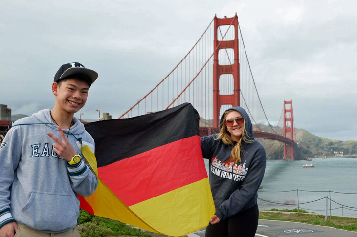 zwei Personen halten eine Deutschlandflagge in den Händen  | © Nam Nguyen 