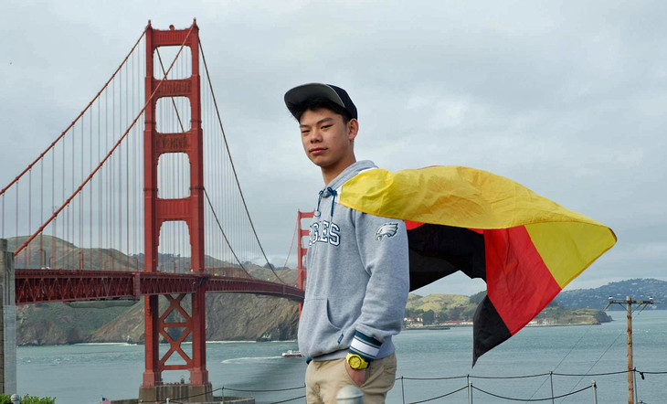Nam mit Deutschlandflagge vor der Brücke  | © Nam Nguyen 