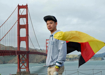 Nam mit Deutschlandflagge vor der Brücke  | © Nam Nguyen 