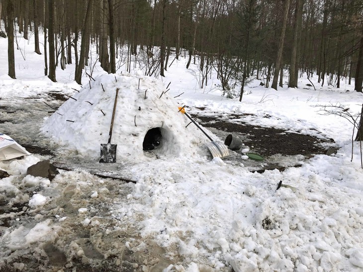selbstgebautes Iglu aus Schnee  | © Nam Nguyen