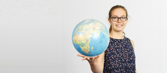 Emily hält Globus in den Händen | © Emily Woerdenweber 