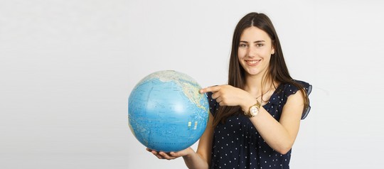 Hanna hält Globus in den Händen | © Hanna Vogel 