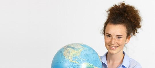 Luise hält Globus in den Händen | © Luise Bachtler 