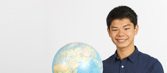 Nam hält Globus in den Händen | © Nam Nguyen 