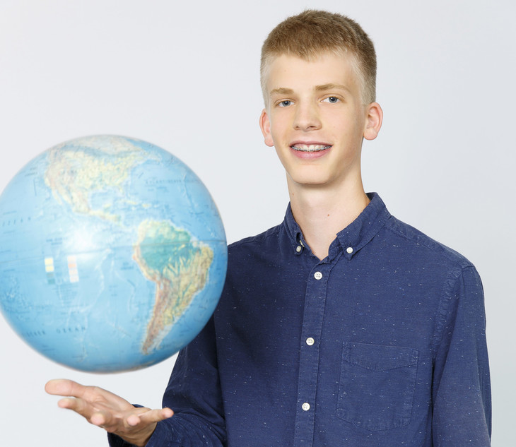Timon mit Globus in den Händen  | © MRN GmbH