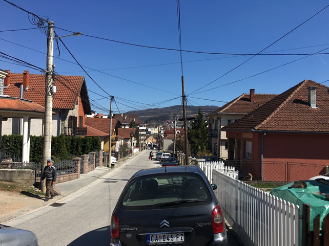 Straße mit Häusern und Bergen im Hintergrund | © Timon Baral