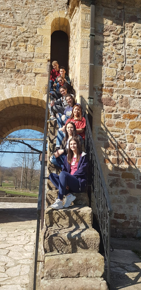 Gruppenbild auf den Treppen der Kirche  | © Timon Baral