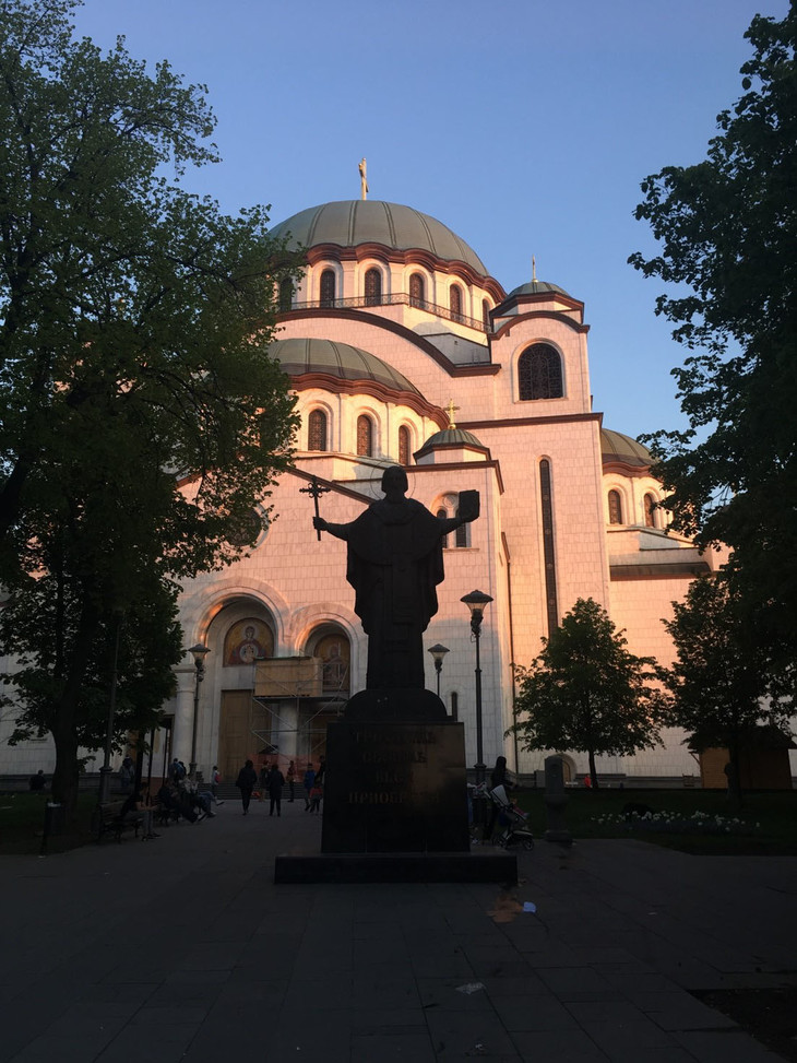 Kirche wird vom Sonnenlicht angeleuchtet | © Timon Baral