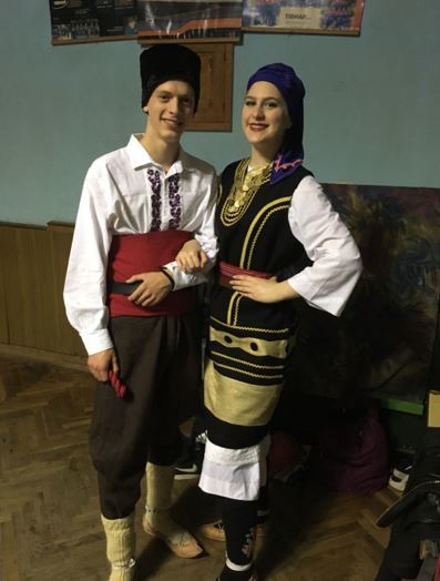 Auftritte mit meinem Folklorklub. Der beste Teil der Auftritte ist immer das Bildermachen in der traditionellen Kleidung...  | © Timon Baral