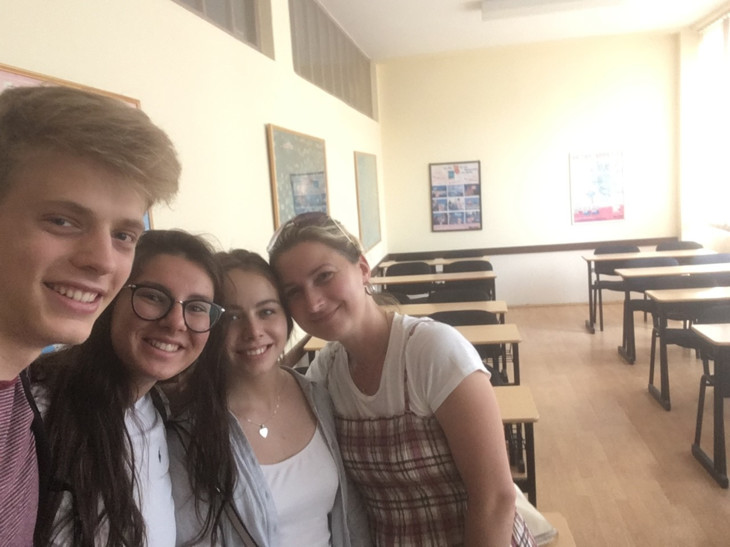 Aljona, Darija, (beides Austauschülerinnen aus Russland in Subotica) und ich mit unser Serbisch Lehrerin | © Timon Baral