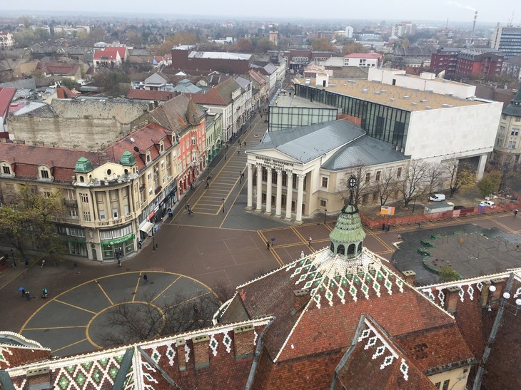 ... das Zentrum, eine große Fußgängerzone, mit vielen Möglichkeiten zum Einkaufen und Kaffeetrinken. Außerdem noch im Bild ist das große Theater das sich noch im Bau befindet | © Timon Baral