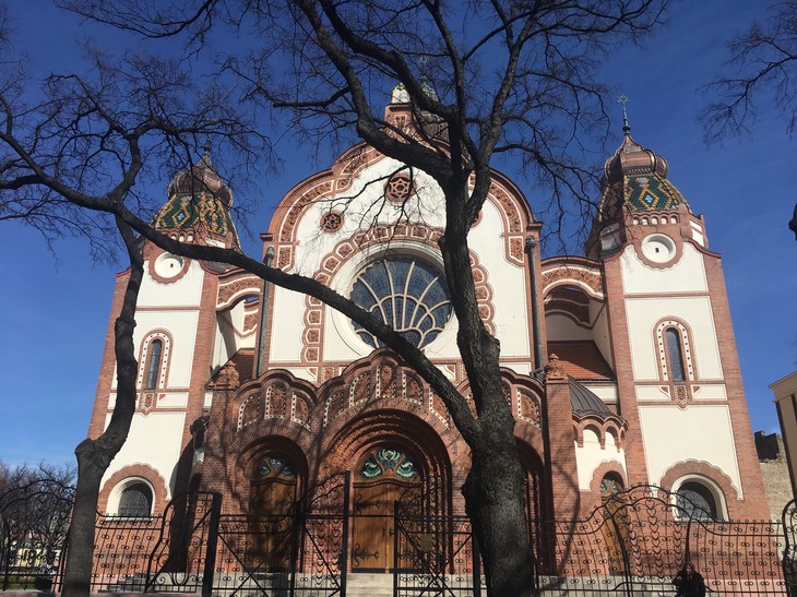 Die große Synagoge im Zentrum non Subotica. Frisch renoviert aber leider ohne jüdische Gemeinde, dient sie für öffentliche Veranstaltungen, wie Konzerte.  | © Timon Baral