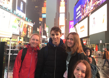 Gruppenbild auf dem Times Square  | © Tim Bauer