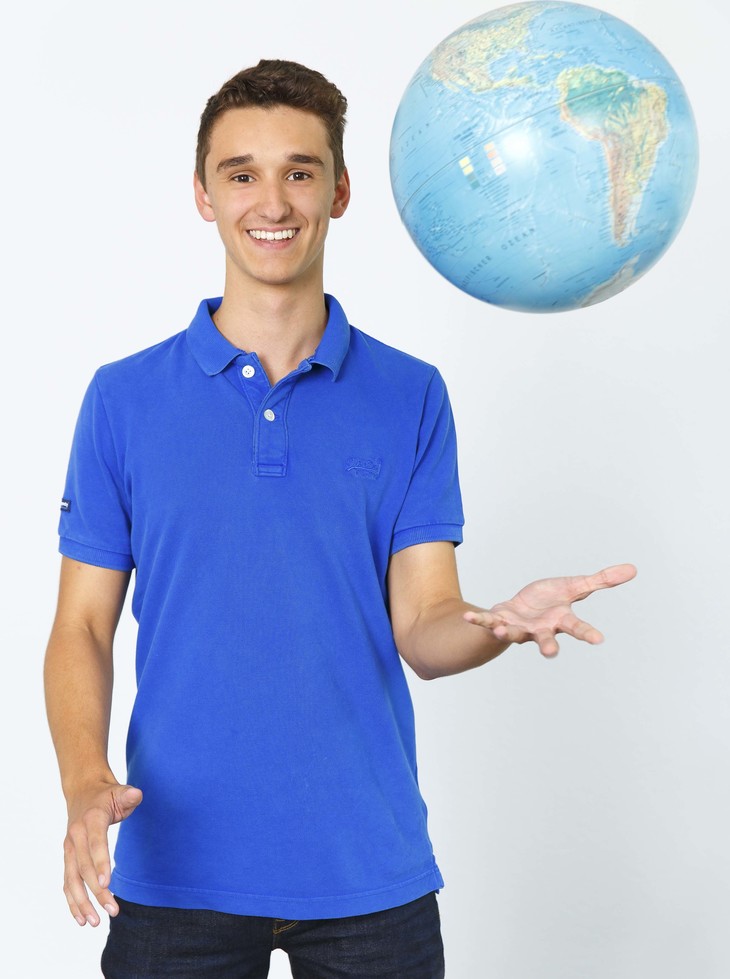 Tim schmeißt Globus in die Luft | © MRN GmbH
