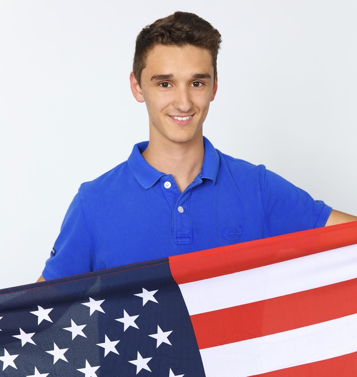 Tim hält USA-Flagge in den Händen | © MRN GmbH
